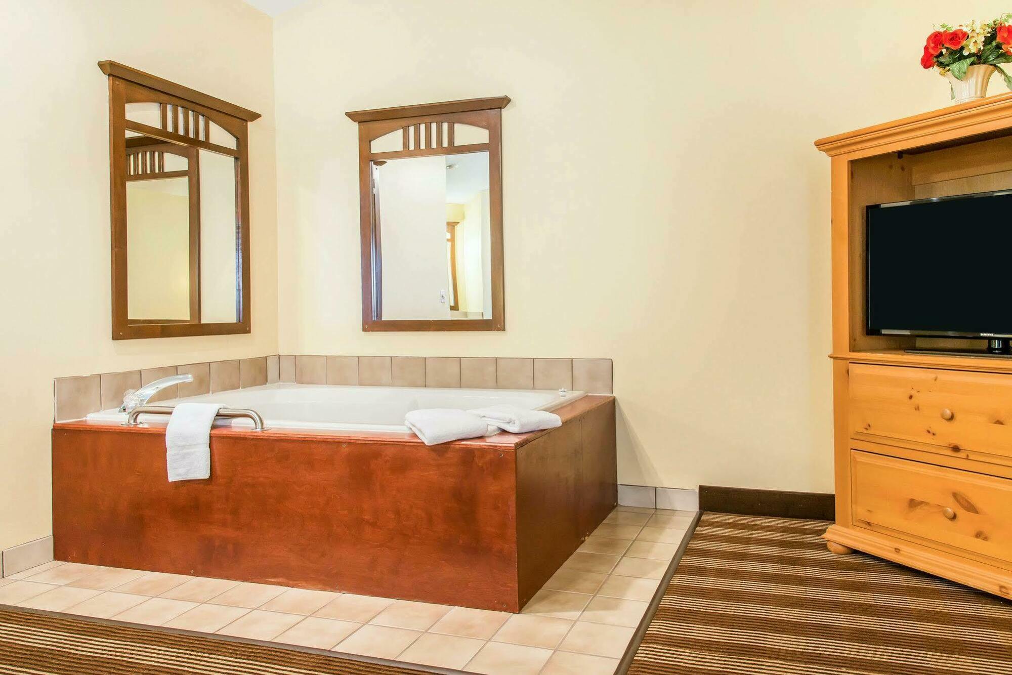 Econo Lodge Inn & Suites Eau Claire Kültér fotó